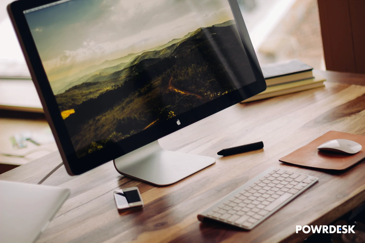 Comment Concevoir un Bureau à Domicile Minimaliste pour un Travail à Distance Sans Stress.